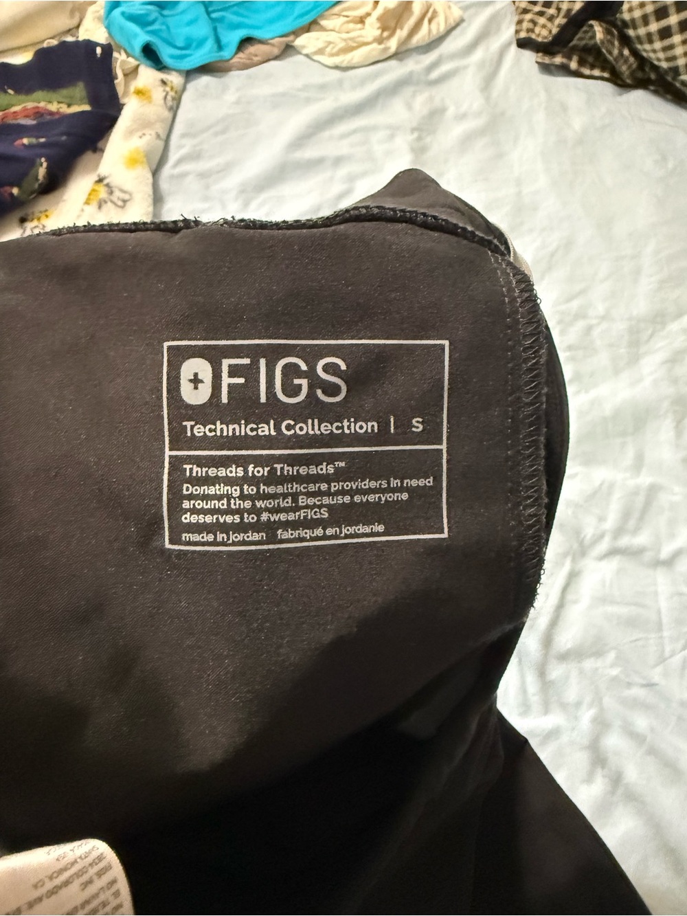 Figs Black Women's Scrub Top and Jogger Pants Set - Picture 5 of 5
